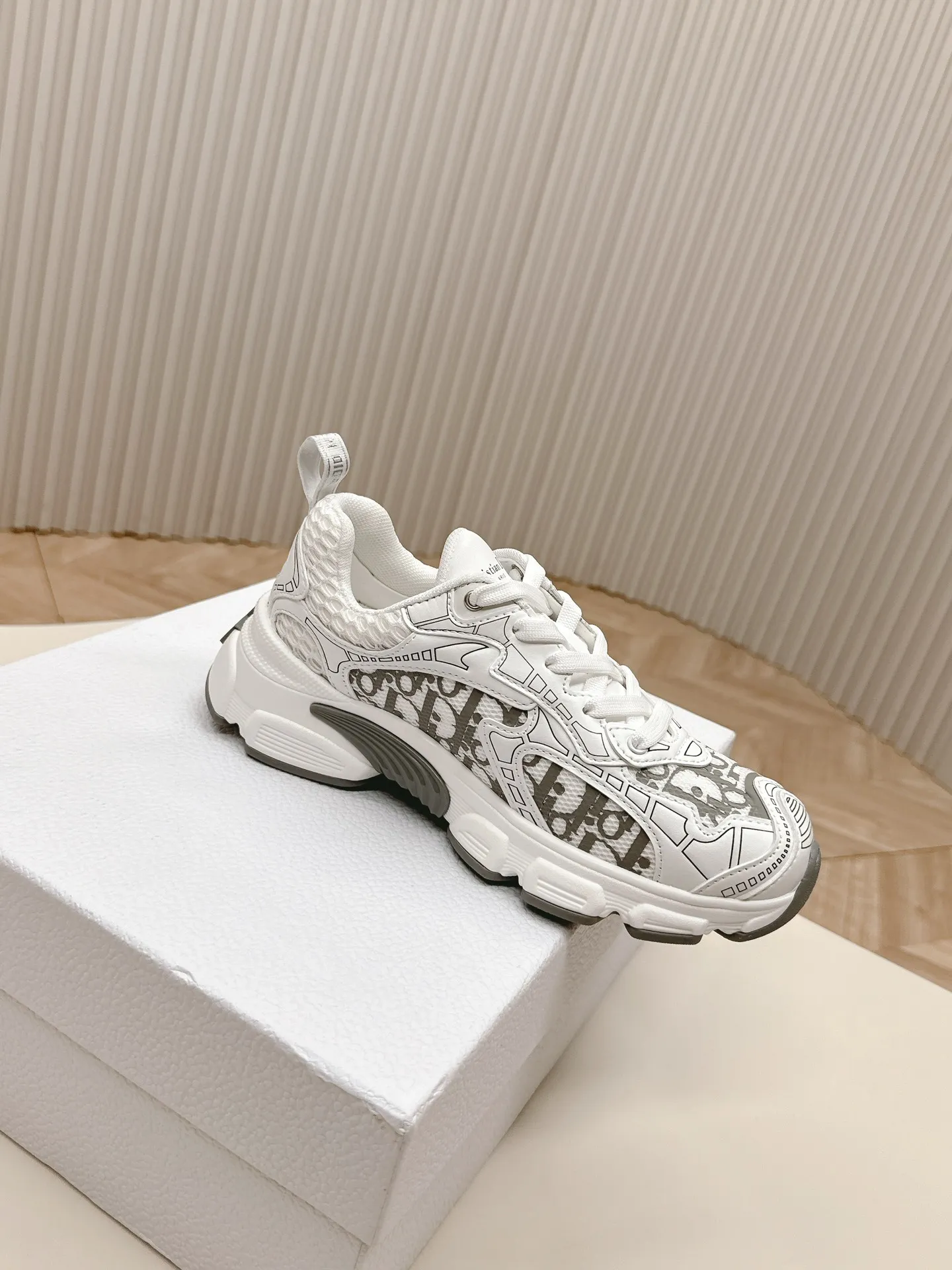 👟👟Ex-factory price 620👟👟 Hot item, star model 2024 main hot item, the newly released Dior Chrono new casual sports shoes, running shoes, dad shoes are really cool, full of futuristic feeling! Really cool! Once again interpreting Dior's concept of cool fashion, the lucky star will bless you with good luck. The new EVA sole is super light and super soft! A perfect replica of the original! Fully matched material and mold! ! 35-40